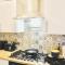 Spacious & Comfy Home in West Midlands - Sleeps 8, Free Parking, WiFi, Netflix, Prime Location, Ideal for Contractors, Business, Groups, Travellers, Families and Relocators - 考文垂
