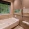 lamp yamanaka-Private Villa for Up to 10 Guests, Free BBQ, Baby-Friendly, 5-Min Drive from Lake Yamanaka, 20-Min Drive from Lake Kawaguchi