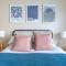 Modern Flat with Balcony next to Station by CTO Serviced Accommodation - London