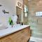 Modern Dallas Family Gem Pool Table, Arcade and More - دالاس