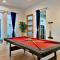 Modern Dallas Family Gem Pool Table, Arcade and More - دالاس