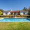 Host Wise - Countryside Escape with Pool and Tennis Court