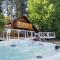 Little Pine Chalet - Walk to Slopes, Hot Tub, Ping Pong - بيغ بير لاكي