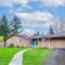 Cozy Bothell Rambler with Office Game room bar and XL Fenced Yard - Ботелл