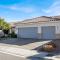 Lux 3BR Oasis Near Strip with Heated Pool and Jacuzzi - لاس فيغاس