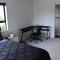 Large Bedroom with Private Bathroom Plus Shared Kitchen and Amenities - 奥克兰