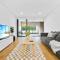 Tranquil 2BD, Pool, Gym & Unbeatable Location - Сідней