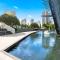 QTower 2BR Apt Pool & Gym, 6 Guests, Beach Walk