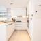 Blue Breeze - Elegant 1BR with Private Jacuzzi & Terrace in JVC - 迪拜