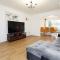Charming Bradley Stoke 4BR with Private Garden - بريستول