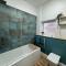Between beach & shops - Private parking en-suite