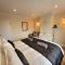 Modern and Cosy 2 bedroom Bungalow in Clacton with large private garden by Catchpole Stays - Clacton-on-Sea