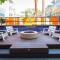 Popular LA Studio with Pool, Balcony & View of Hollywood sign - Los Angeles