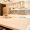 Popular LA Studio with Pool, Balcony & View of Hollywood sign - Los Angeles