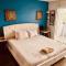 Popular LA Studio with Pool, Balcony & View of Hollywood sign - Los Angeles