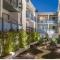 Popular LA Studio with Pool, Balcony & View of Hollywood sign - Los Angeles