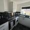 Comfy 1 BR Apartment - Sleeps 2 with Free Parking! - St Helens