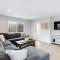 Shelly by AvantStay Steps to the Beach Deck w Ocean Views 5BDR - Newport Beach