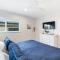 Shelly by AvantStay Steps to the Beach Deck w Ocean Views 5BDR - Newport Beach