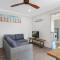 Spacious Modern Walk to the Beach