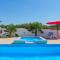 Family home with hydromassage pool & fun activities