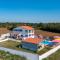 Family home with hydromassage pool & fun activities