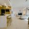 Beachfront Bliss 2BR Apartment in Shams 2 - Dubaj