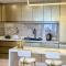 Beachfront Bliss 2BR Apartment in Shams 2 - Dubaj