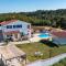 Family home with hydromassage pool & fun activities