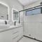 Modern beach house 4 bedroom-12 Sleep