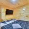 Hot Tub and Pool Table Spacious Sevierville Cabin! - 赛维尔维尔