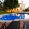 Villa Iluminada con chimenea, barbacoa y piscina cerca Playa