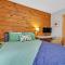 Modern Log Cabin with Skiing & Work-Friendly Setup home - 沃伦