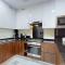 Stunning 2-Bed Apartment with Canal View - Dubaj