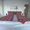 Schwimmendes Ferienhaus Antares One by Seeblick Ferien ORO, rundum Wasser, Sauna