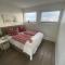 Schwimmendes Ferienhaus Antares One by Seeblick Ferien ORO, rundum Wasser, Sauna