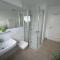 Schwimmendes Ferienhaus Antares One by Seeblick Ferien ORO, rundum Wasser, Sauna