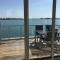 Schwimmendes Ferienhaus Antares One by Seeblick Ferien ORO, rundum Wasser, Sauna