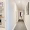 Newly Refurbished Everest Lodge Serviced Apartments for Contractors & Families, FREE WiFi & Netflix by REDWOOD STAYS