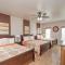 New 5 Star Luxury Home Sleeps 22 Near Airport