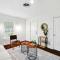 Comfy and Modern Holiday Lofts in FW - فورت وورث