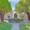 Comfy and Modern Holiday Lofts in FW - فورت وورث