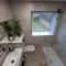 New Stylish 4-Bed-WiFi-Free Parking - 利明顿温泉