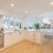 Cloud Nine, 18 Wynne Cres - heated pool, waterviews, beach