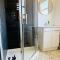 D122 Lovely London Home
