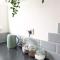 2BR-Gayton Apt-FREE Parking-WiFi-Full Kitchen-Workers
