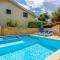 Ruhiges Apartment mit Holzkohlegrill, Pool mit Whirlpoolfunktion, Waschmaschine, Trockner - Grižane