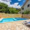 Ruhiges Apartment mit Holzkohlegrill, Pool mit Whirlpoolfunktion, Waschmaschine, Trockner - Grižane