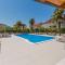 Lauschiges Apartment mit 60m2 Pool, Babybett, Waschmaschine, Grillbereich - nur 800 Meter zum Strand - Poreč