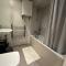 Charming 1BDR Serviced Condo! 4 guests Pool n Free parking - 伦敦